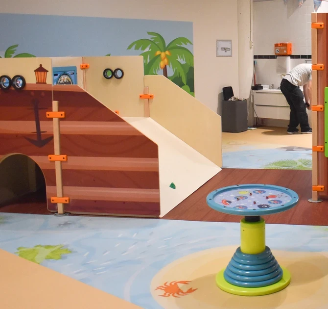 Een vinyl vloer in een kinderdagverblijf creëert een unieke beleving voor kinderen