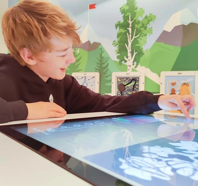 Familievriendelijke speeltafel met spellen die door meerdere kinderen gespeeld kunnen worden.