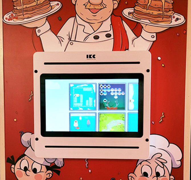 Speciaal ontworpen speelhoek met interactief touchscreen speelsysteem voor kinderen bij Pannenkoekenbakker Buren