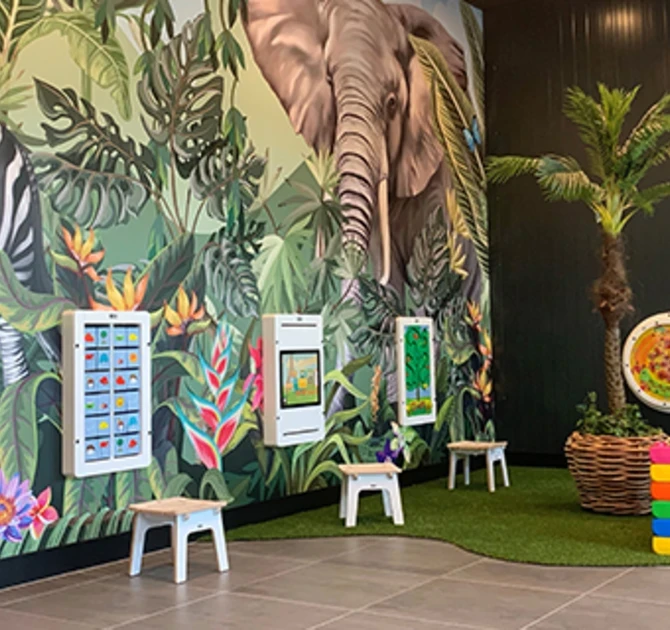 IKC speelhoek met kinderstoelen en wandspellen in tuincentrum Vechtweelde in Maarssen