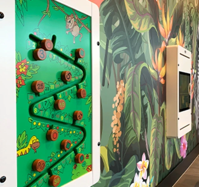 IKC speelhoek met kinderstoelen en wandspellen in tuincentrum Vechtweelde in Maarssen