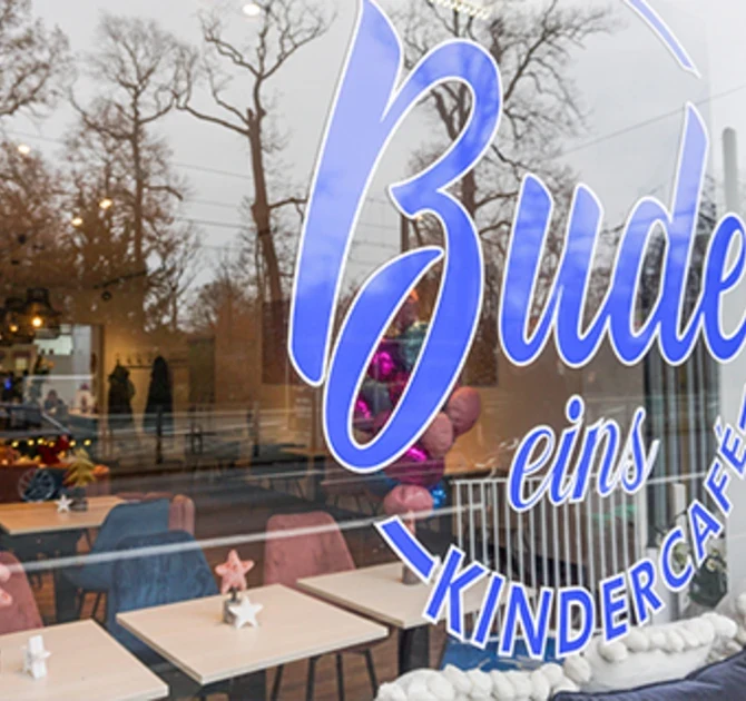 IKC speelhoek met keukentje voor kinderen in kindercafe Bude Eins in Pempelfort Duitsland