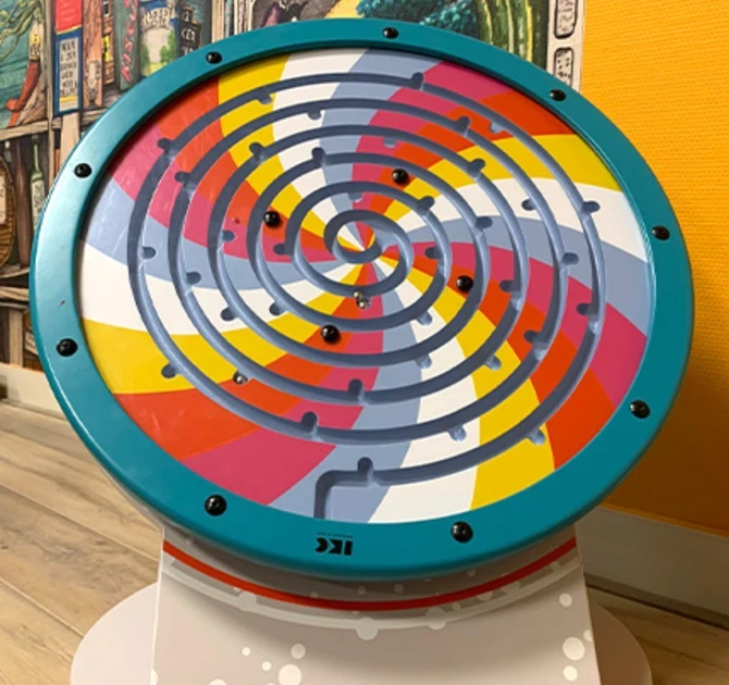 kleurrijk wandspeelbord in speelhoek