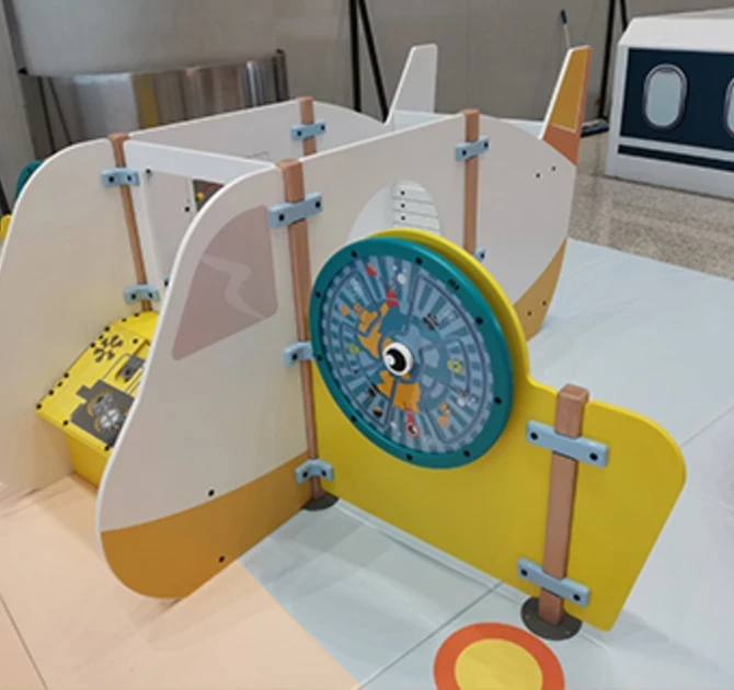 groot houten vliegtuig voor speelhoeken op de luchthaven