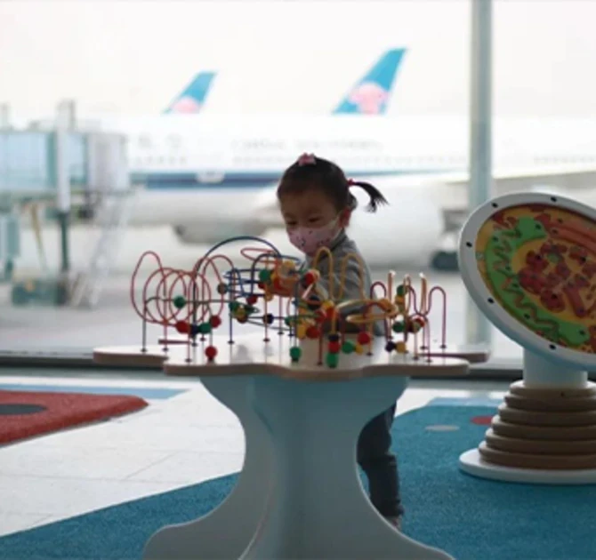 speelhoek met kralentafel in publieke ruimte