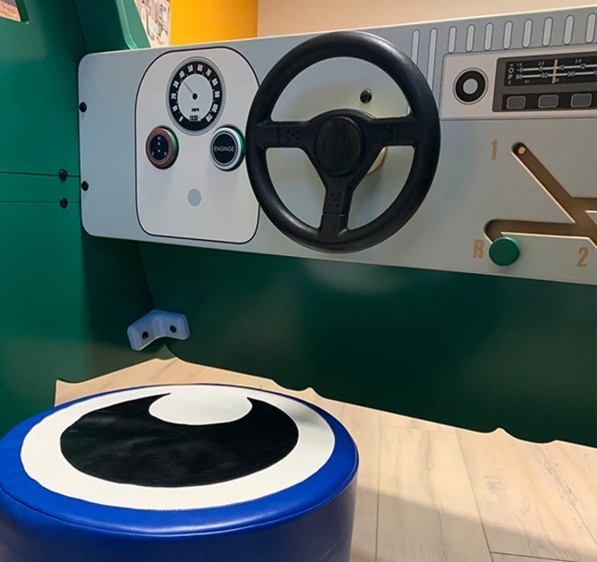 levensgrote auto voor kinderen in speelhoek