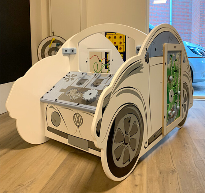 levensgrote witte auto waar kinderen mee kunnen spelen