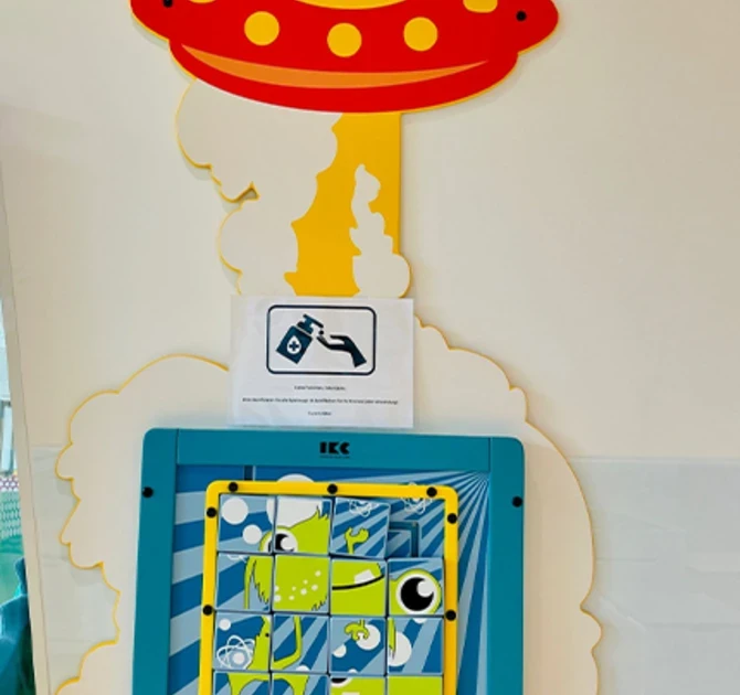 Wandspel met ruimte thema in tandarts wachtkamer