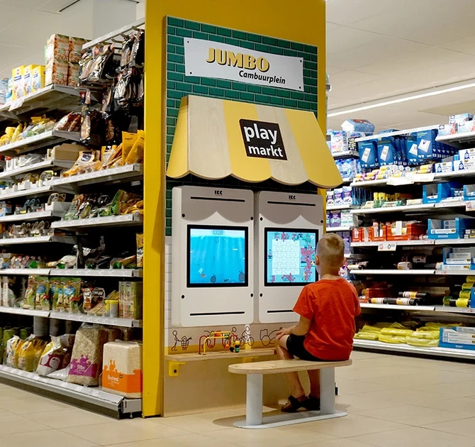 speelhoek in supermarkt kinderen spelen ouders kunnen winkelen