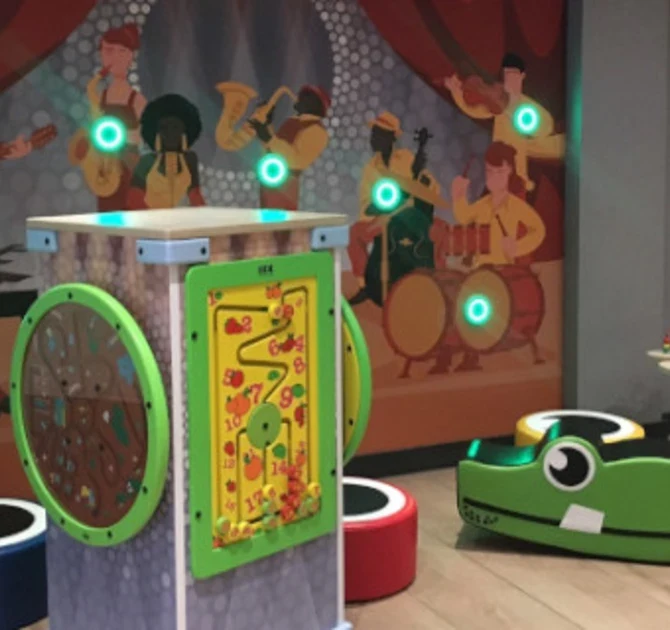 Ibis Styles Den Haag Scheveningen speelwand voor kinderen kralentafel