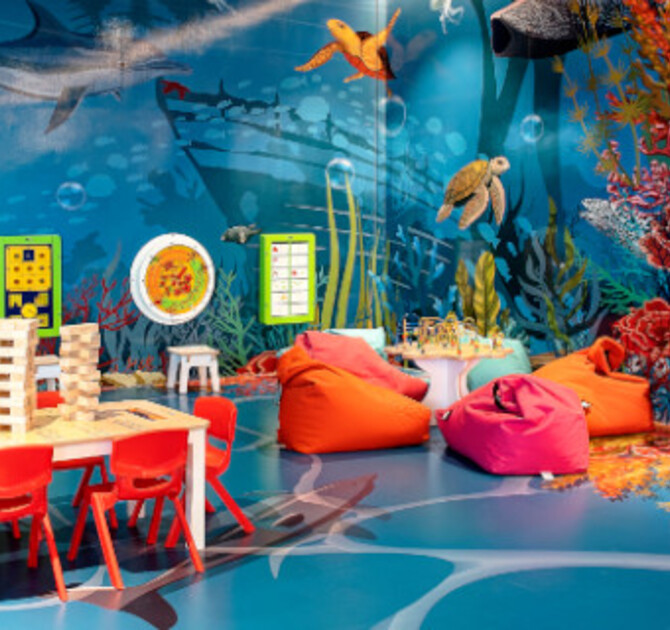 speelruimte met wandspellen, een klimmuur en kindermeubels