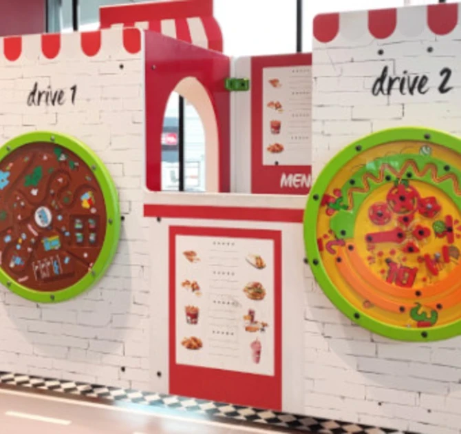 speelhoek KFC branded kinderhoek kinderspeelhoek spellen wandspeelborden