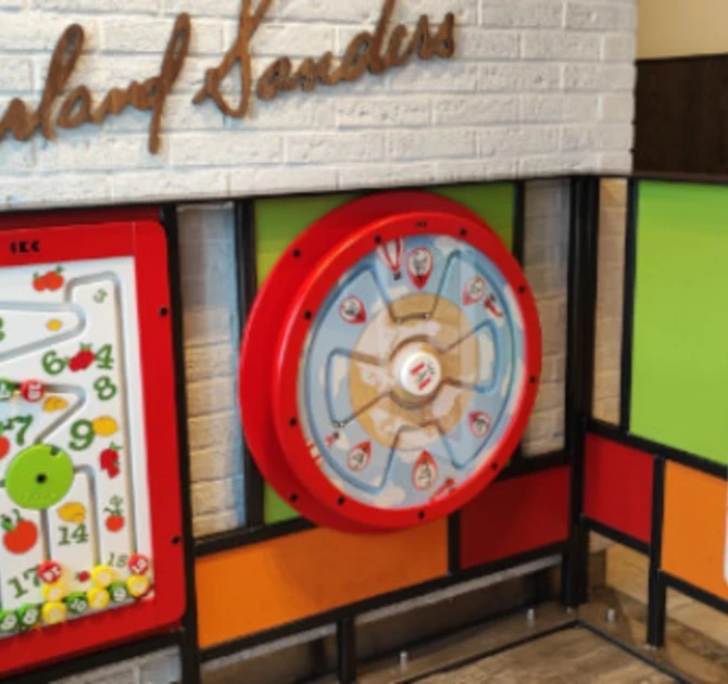 speelhoek KFC branded kinderhoek kinderspeelhoek spellen custom wandspeelborden