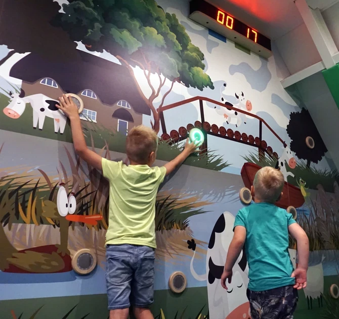activity wall kinderen wanddesign speelwand drukknoppen Giethoorn 