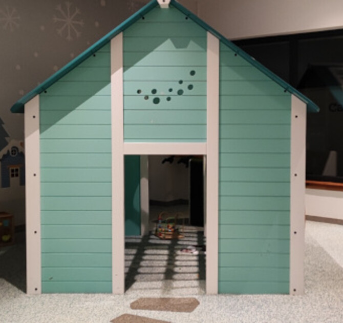 speelhuis op epdm speelvloer binnenspeeltuin in winters thema