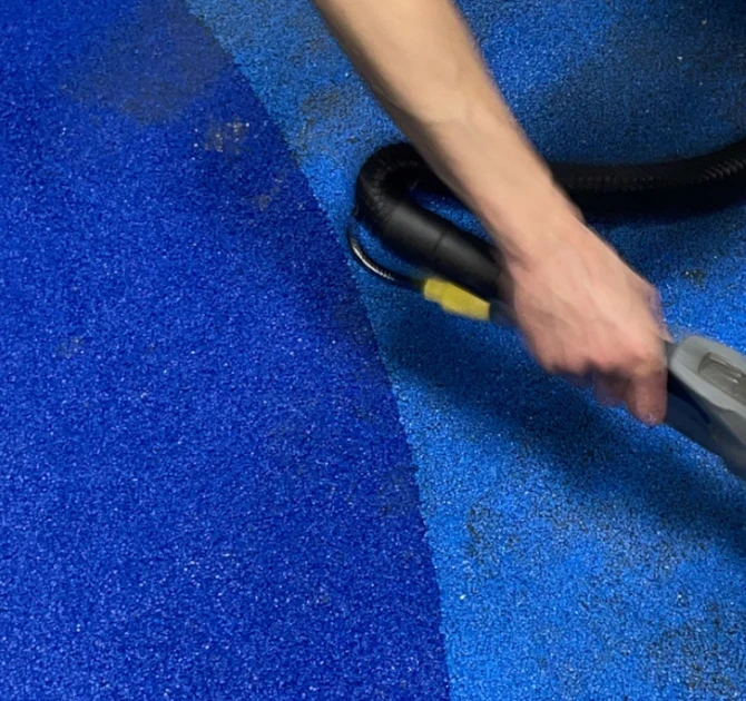 EPDM speelvloer wordt schoongemaakt