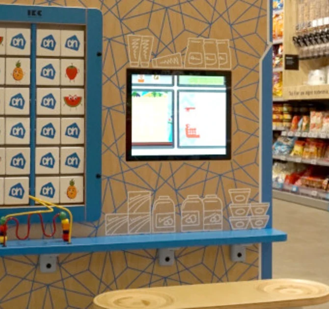 speelhoek in de albert heijn supermarkt computerscherm spelcomputer AH memory wandspel