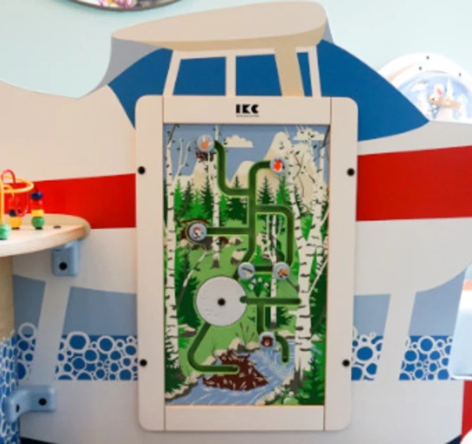 speelhoekje met vliegtuig en sorteer wandspel