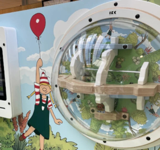 wandspel met custom design in de huisstijl van het ziekenhuis