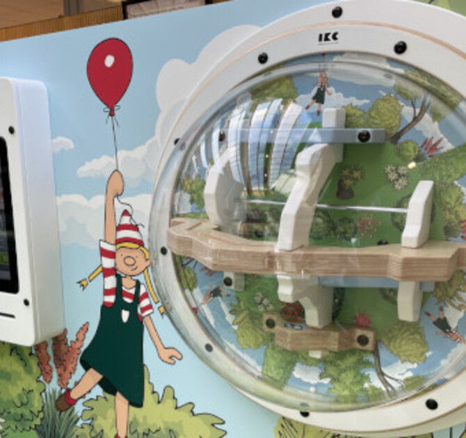 wandspel met custom design in de huisstijl van het ziekenhuis