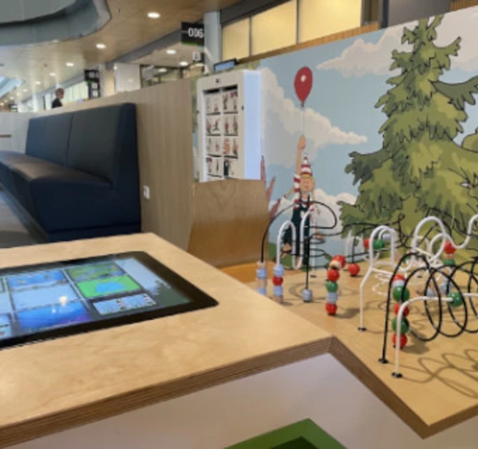 speeltafel op speciale hoogte voor kinderen in een rolstoel