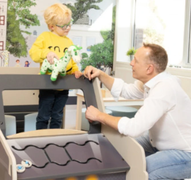 Kind in wachtruimte van ziekenhuis met een IKC wachtkamer inrichting