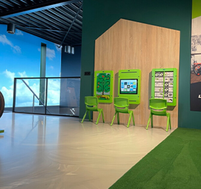 wandspellen en stoelen voor kinderen om te spelen tijdens het wachten 