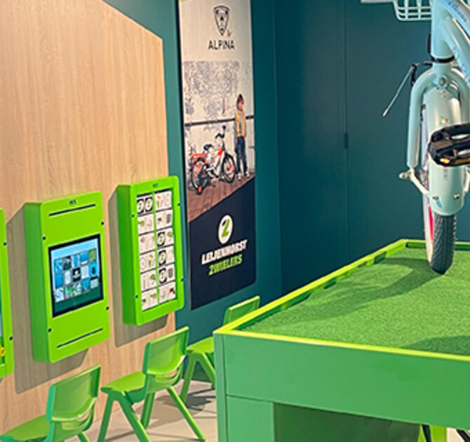 kinderhoek tussen fietsen in fietsenwinkel Leijenhorst