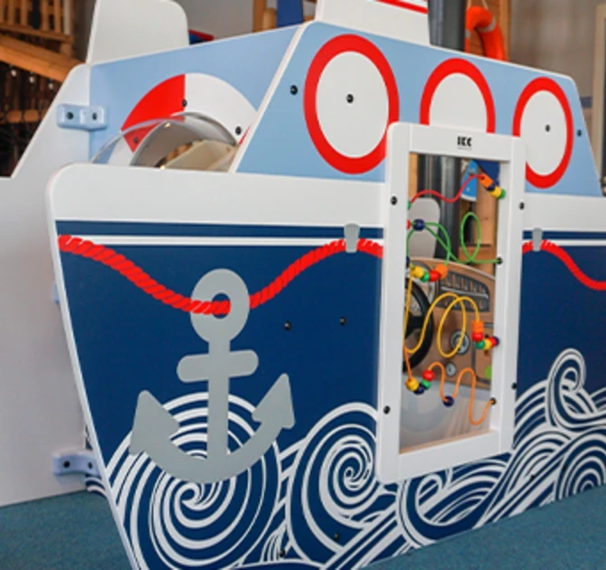 IKC play kinderspeelhoek speelruimte met speelsysteem en wandspellen kinderen