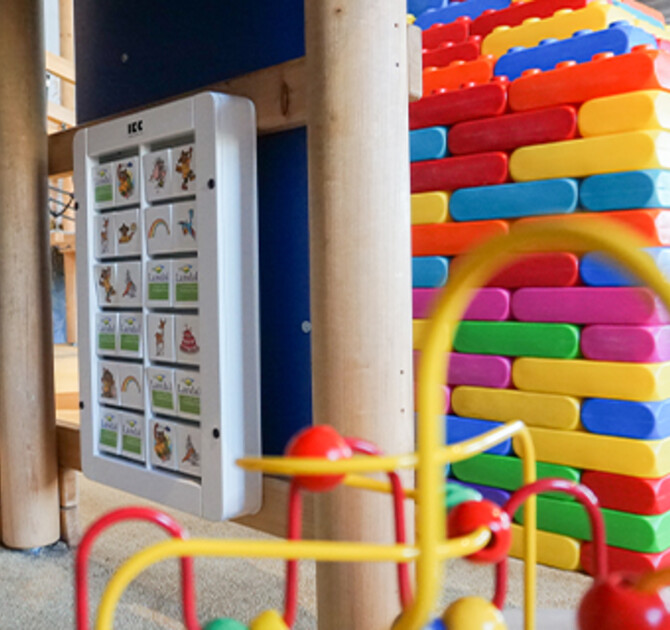 IKC play kinderhoek kinderspeelhoek speelruimte met wandspellen en speeltoestellen