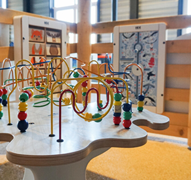 IKC play kralentafel voor kinderen en wandspellen in een kinderspeelhoek