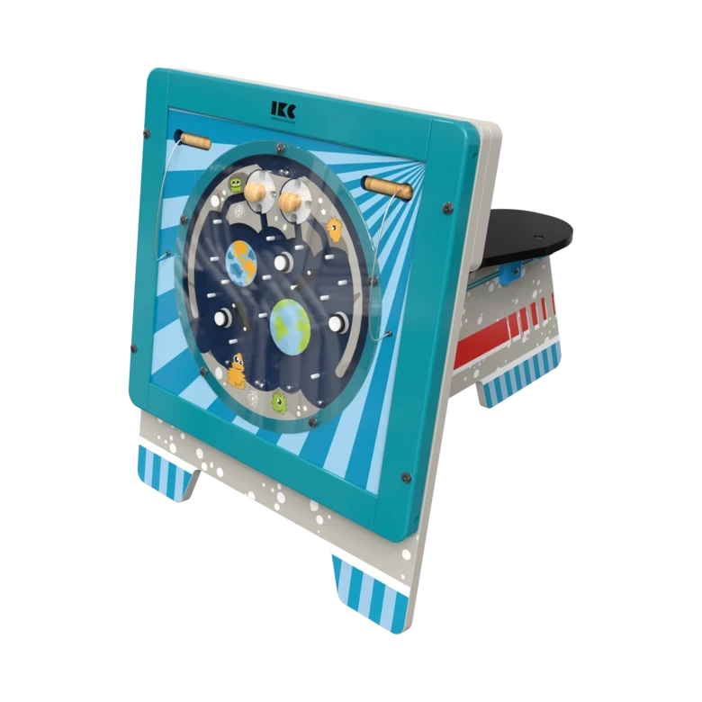 Een ruimte scooter met een wandspel erop | IKC speelsystemen