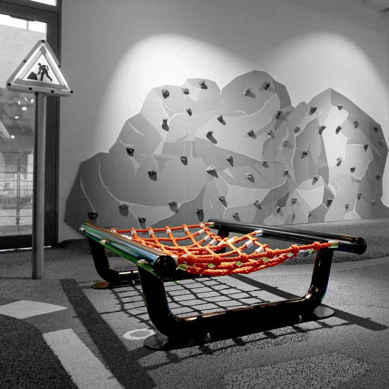 Een touwbrug voor in een kinderhoek, speeltuin of overige speelruimte om op te klimmen en te balanceren