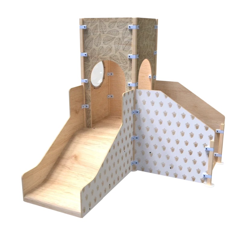 Speelhuis in de vorm van een uitkijktoren met een glijbaan en een klimwand | IKC speelhuizen