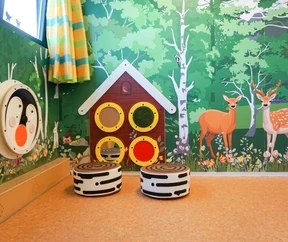 voelelementen in een wandspeelbord voor de kinderopvang